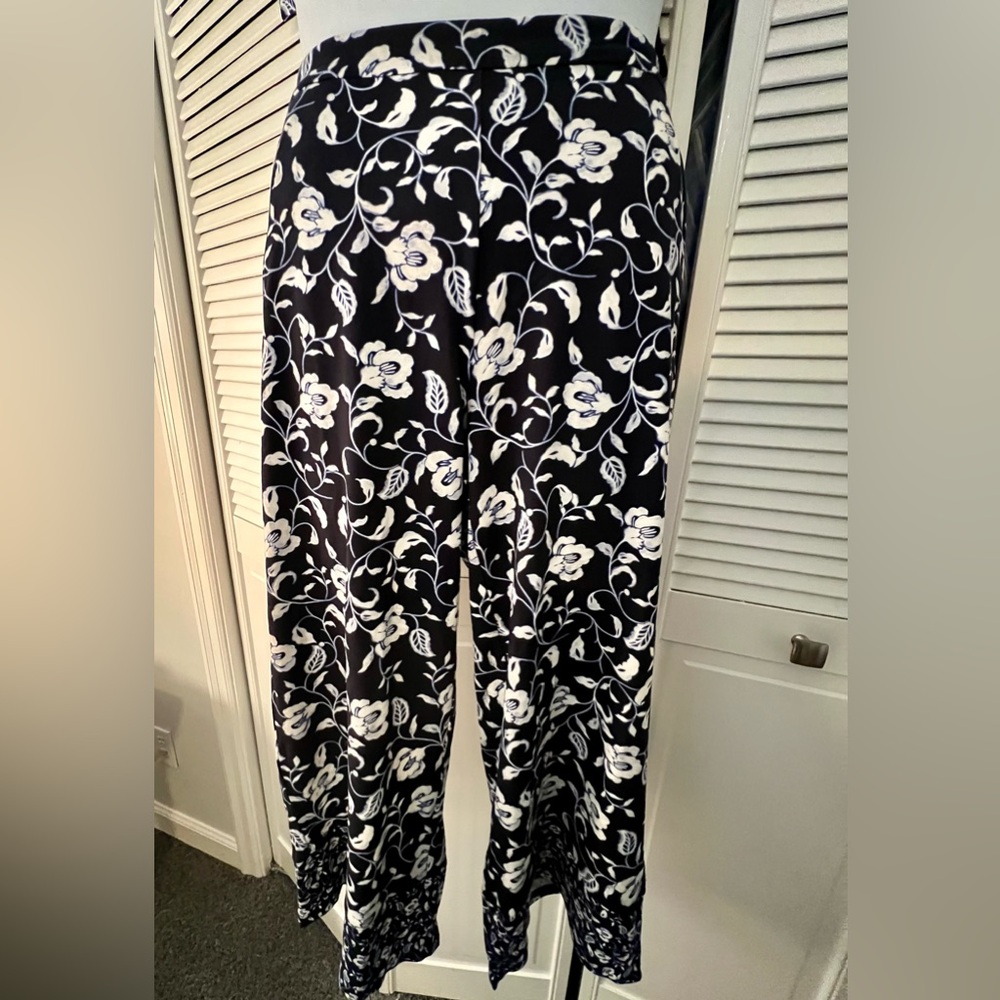 J.Jill Wearever navy & white floral/vine print knit cropped pants. Size 1X, NWT